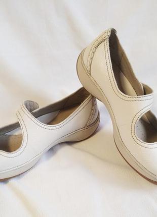 Туфлі жіночі шкіряні білі мокасини clarks