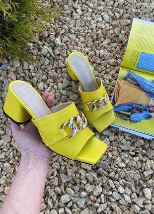 Замшевые босоножки жёлтые на каблуке4 фото