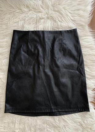 Черная юбка из кожзама