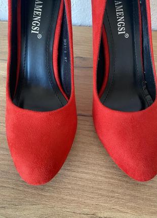 Шикарні червоні туфлі лодочки4 фото