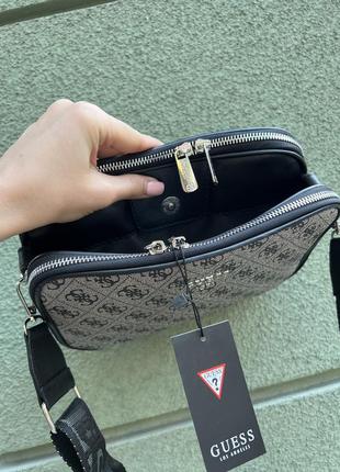 Женская серая сумка, кросс-боди guess с фирменным принтом из экокожи люксового качества5 фото
