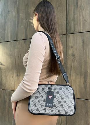 Женская серая сумка, кросс-боди guess с фирменным принтом из экокожи люксового качества3 фото