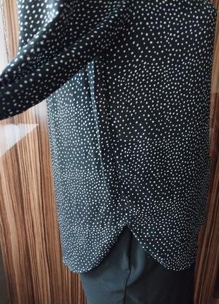 Лёгкая чёрная шифоновая прямая блузка в белый горошек с длинным рукавом3 фото