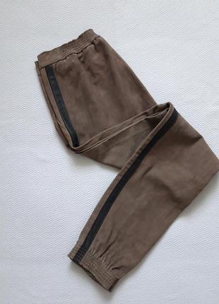 Мегакрутые брендовые брюки джоггеры из натуральной кожи под замш с лампасами meindl германия7 фото