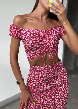 Костюм женский красный с цветочным принтом топ на затяжках юбка миди на высокой посадке с разрезом по ноге качественный стильный3 фото