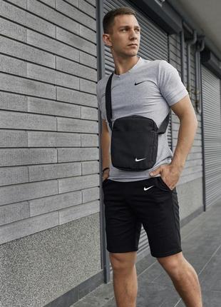 Спортивный костюм: футболка, шорты и барсетка