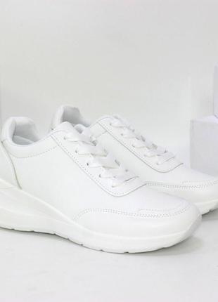 Білі кросівки на танкетці