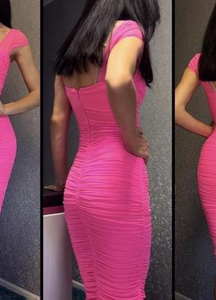 Шикарное платье-миди яркого цвета барби розовое