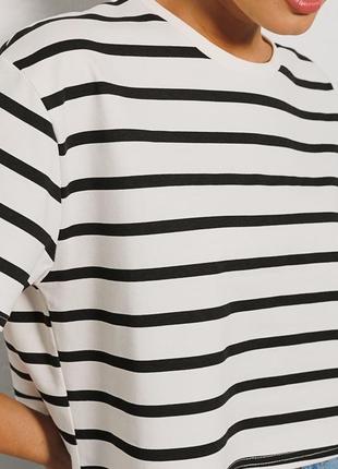 Укороченная женская футболка oversize в полоску4 фото