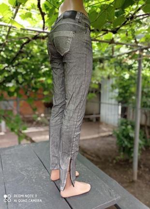Натуральные джинсы серого цвета с блнстящим напылением7 фото