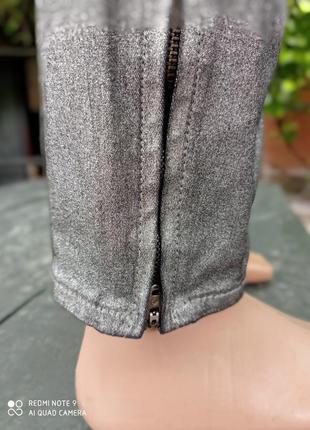 Натуральные джинсы серого цвета с блнстящим напылением6 фото