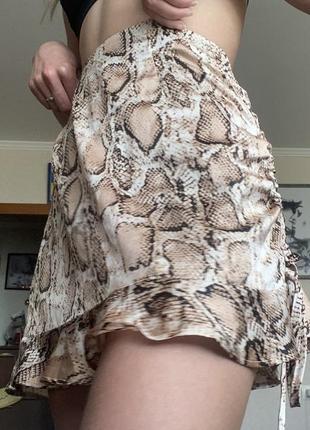 Женская коричневая атласная мини-юбка со змеиным принтом missguided petite5 фото