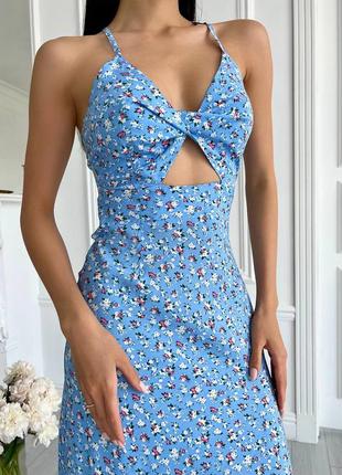 Голубое платье из штапеля в цветочный принт с открытой спиной4 фото