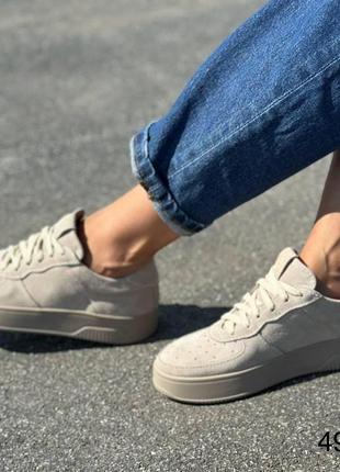 Жіночі натуральні замшеві кеди бежевого кольору, замшеві кросівки на шнурівці