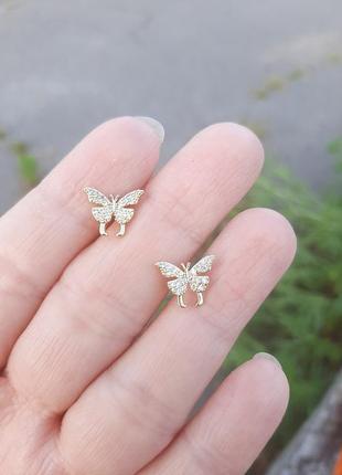 Миниатюрные серьги бабочки с цирконами золотистые гвоздики пусеты бабочка в золотом лаконичные пины золотые фианит циркон3 фото
