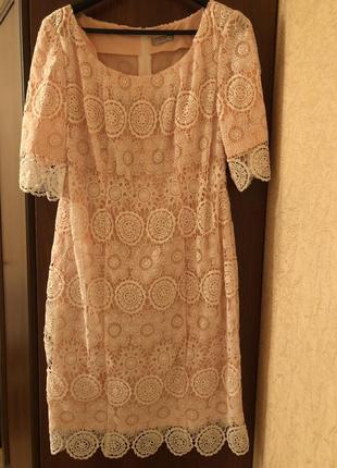 Персиковое летнее платье с кружевом