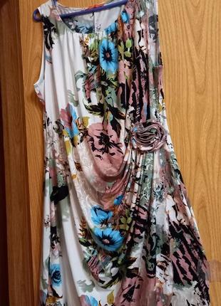 Женское платье в красивый цветочный принт8 фото