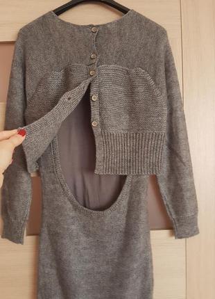 Незвичайна тепла сукня з вирізом на спині.