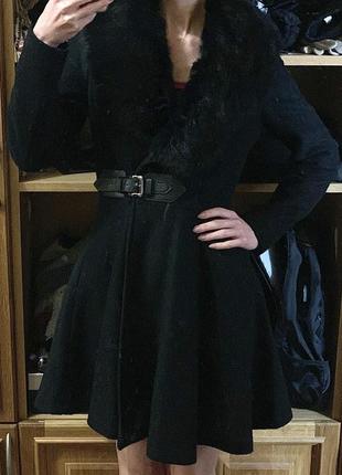 Дуже красиве чорне пальто з коміром з хутра кролика1 фото