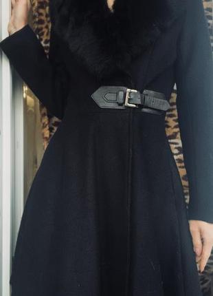 Дуже красиве чорне пальто з коміром з хутра кролика2 фото