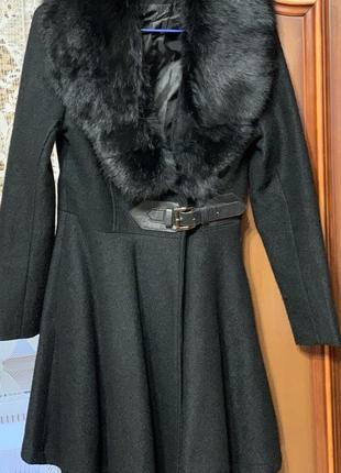 Дуже красиве чорне пальто з коміром з хутра кролика4 фото