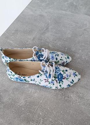 Цветочные легкие туфли на шнуровке