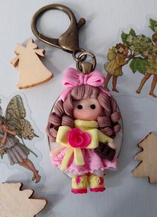 Брелок кулон с куклой 3d тильда из полимерной глины, брелок девочка с шоколадкой.1 фото