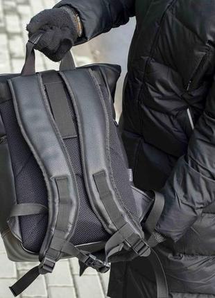 Міський якісний чоловічий рюкзак rolltop чорний із екошкіри стильний повсякденний молодіжний роллтоп8 фото