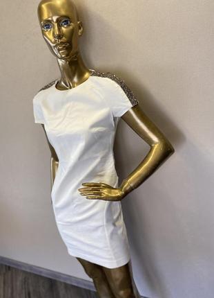 Стильное белое платье с декором на плечах от zara