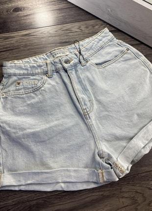 Крутые светлые джинсовые шорты с подвернутым низом в стиле levi's, denim co1 фото