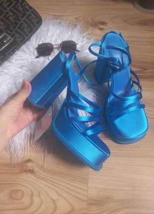 Стильні яскраві сатинові босоніжки на каблуку від h&m10 фото