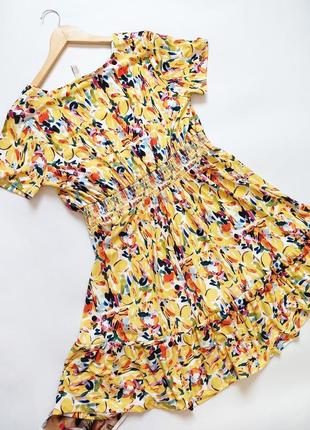 Жіноча різнокольорова сукня міді принтом квітів, на поясі резинка від бренду body flirt4 фото