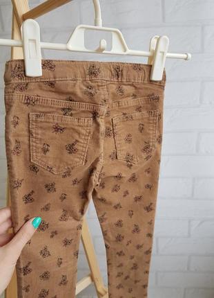 Коричневые вельветовые брюки в цветочный принт (*есть утяжка)🌷
фирмы h&amp;m
2/3 года (98см)
состояние: отличное4 фото