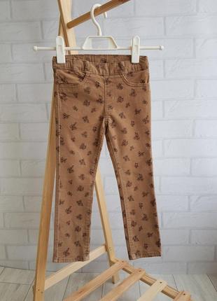 Коричневые вельветовые брюки в цветочный принт (*есть утяжка)🌷
фирмы h&amp;m
2/3 года (98см)
состояние: отличное1 фото