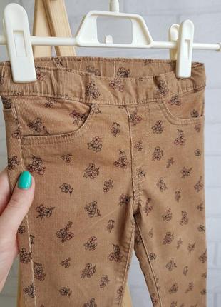 Коричневые вельветовые брюки в цветочный принт (*есть утяжка)🌷
фирмы h&amp;m
2/3 года (98см)
состояние: отличное3 фото