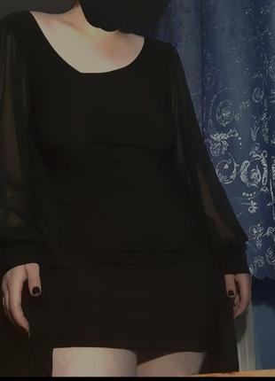 Коротке чорне плаття з довгими рукавами, які пришиті до платті1 фото