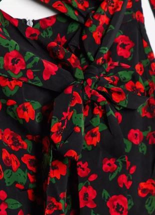 Мини платье с запахом завязками на талии вырезом на спине в контрастный цветочный принт3 фото