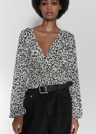 Блуза из пласерированной ткани в анималистичный принт