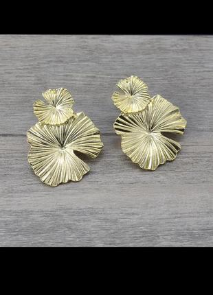 Стильні золоті металеві сережки квітка4 фото