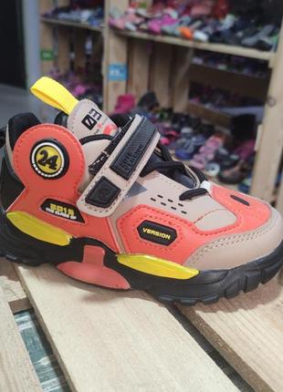 Яркие кроссовки для мальчиков