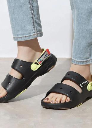 Крокс классік сандалі чорні crocs classic sandal all-terrain black / yellow