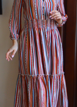 Фантастическое платье в красивый, яркий принт. эффектный, женственный крой.