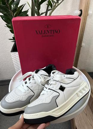 Кроссовки унисекс valentino garavani one stud с серыми вставками