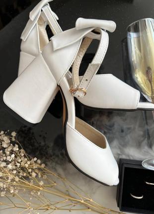 Праздничные свадебные нарядные белые кожаные босоножки на каблуке6 фото