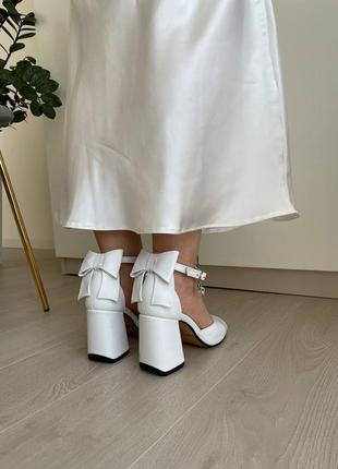 Праздничные свадебные нарядные белые кожаные босоножки на каблуке4 фото
