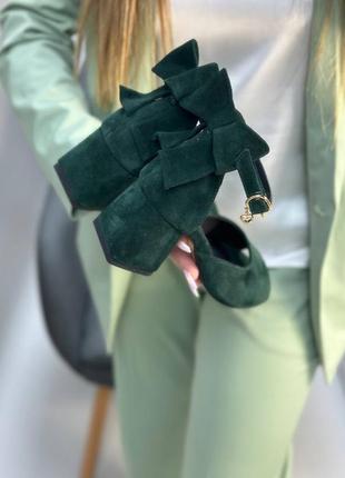 Темно зеленые изумрудные замшевые босоножки с бантиком на каблуке