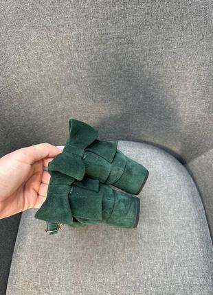 Темно зеленые изумрудные замшевые босоножки с бантиком на каблуке