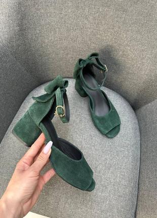 Темно зеленые изумрудные замшевые босоножки с бантиком на каблуке