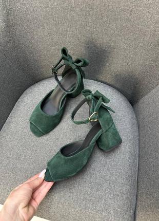 Темно зеленые изумрудные замшевые босоножки с бантиком на каблуке