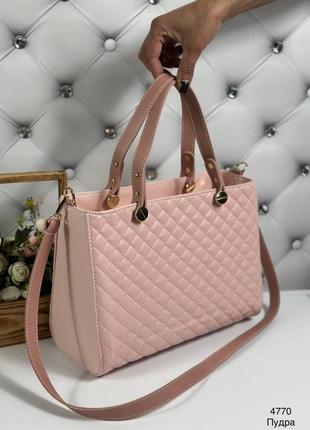 Элегантная, нежно розовая женская сумка, жесткая форма, имеет длинный ремень4 фото